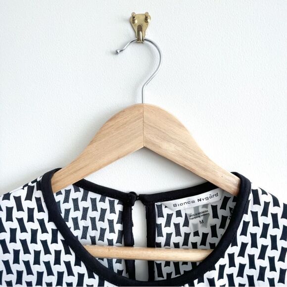Bianca Nygard Blouse Black White Curved Bottom Women's M Stretchy Side Panels - Picture 4 of 7